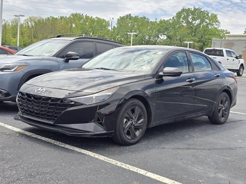 Used 2022 Hyundai Elantra SEL FWD image 3
