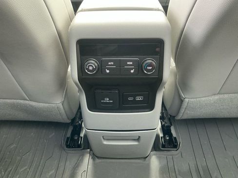 Used 2023 GMC Acadia SLT w/ Technology Package image 21