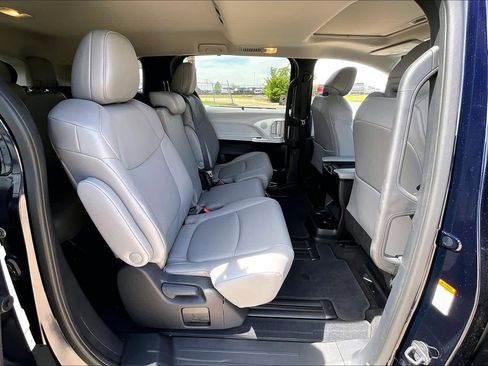 Used 2026 Toyota Sienna XLE FWD image 19