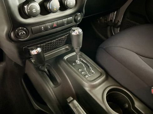 Used 2018 Jeep Wrangler Sahara w/ Connectivity Group AWD/4WD image 12
