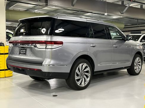 Used 2023 Lincoln Navigator Reserve AWD/4WD image 2