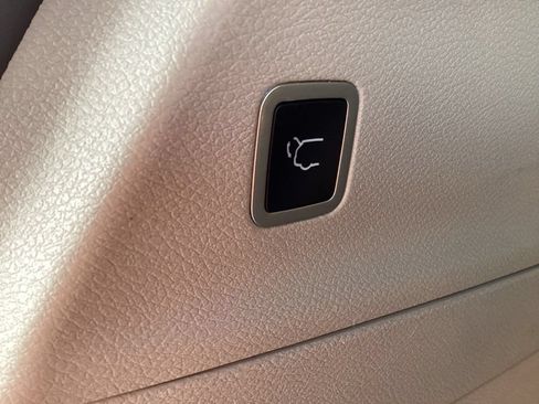 Used 2023 Chrysler Pacifica Touring-L FWD image 13