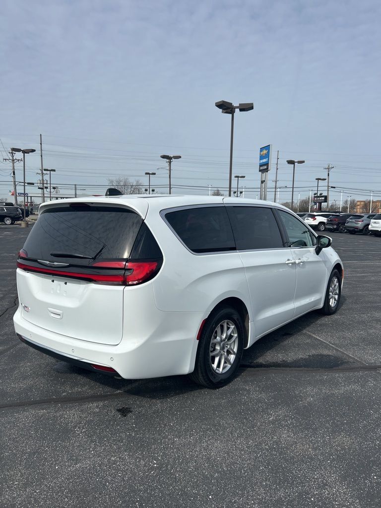 Used 2023 Chrysler Pacifica Touring-L FWD image 18