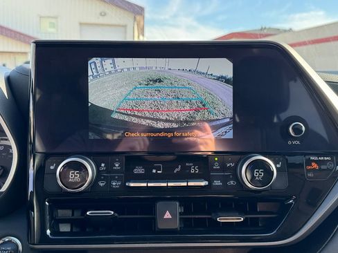 Used 2023 Toyota Highlander XLE AWD/4WD image 22