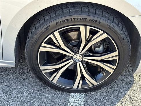 Used 2021 Volkswagen Passat 2.0T SE image 9