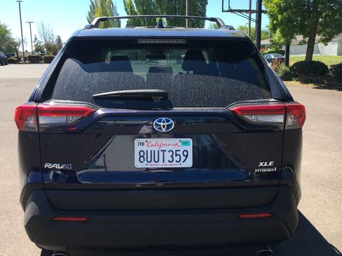 Used 2021 Toyota RAV4 XLE AWD/4WD image 5