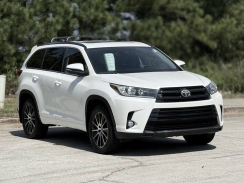 Used 2017 Toyota Highlander SE w/ Carpet Mat Package AWD/4WD image 3