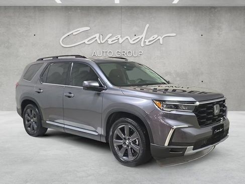 Used 2025 Honda Pilot Touring image 2