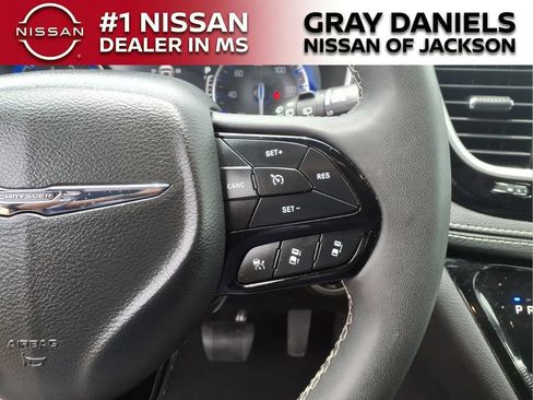 Used 2022 Chrysler Pacifica Touring FWD image 15