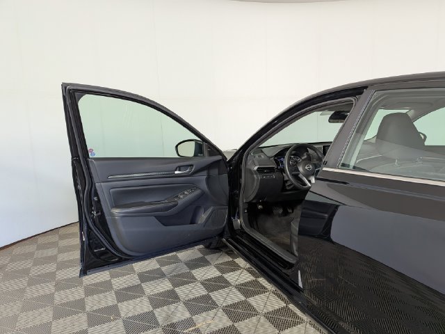 Used 2025 Nissan Altima 2.5 SV FWD image 10