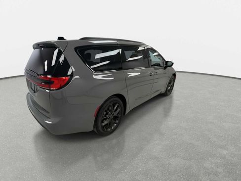 Used 2025 Chrysler Pacifica Limited image 8