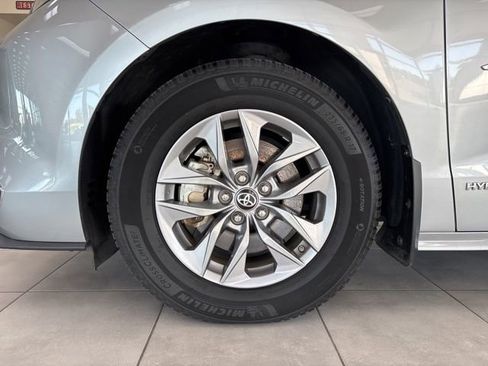 Used 2021 Toyota Sienna XLE image 12