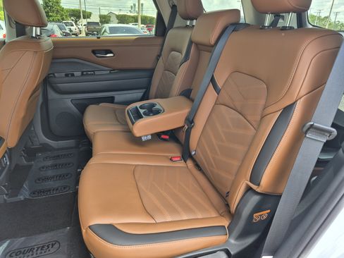 Certified 2025 Nissan Pathfinder Platinum w/ Cargo Package FWD image 19