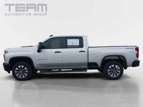 Used 2022 Chevrolet Silverado 2500 Custom w/ Custom Value Package image 4