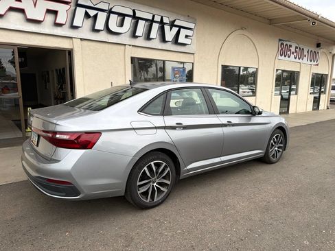 Used 2025 Volkswagen Jetta SE FWD image 2