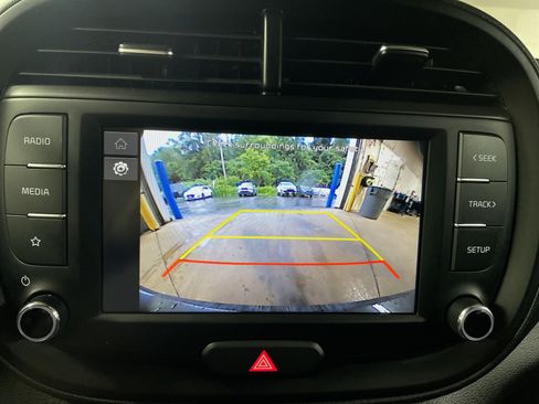 Used 2025 Kia Soul LX w/ LX Technology Package FWD image 21