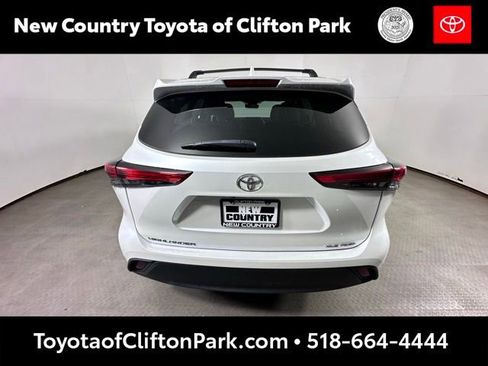 Used 2023 Toyota Highlander XLE AWD/4WD image 4
