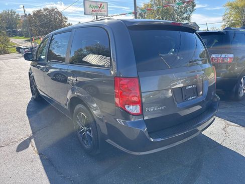 Used 2018 Dodge Grand Caravan SXT w/ Driver Convenience Group image 3