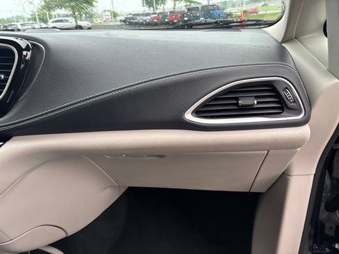 Used 2023 Chrysler Pacifica Touring-L FWD image 50