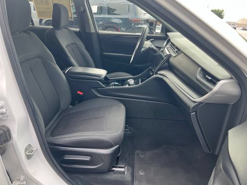 Used 2023 Jeep Grand Cherokee Laredo AWD/4WD image 23