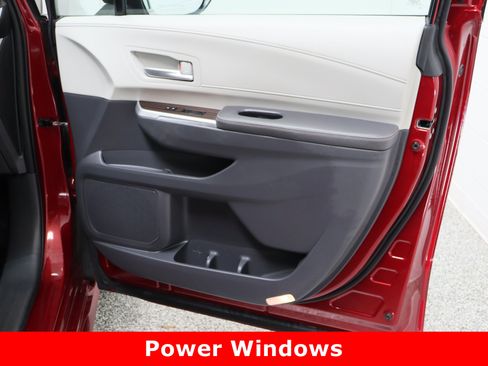 Certified 2021 Toyota Sienna XLE image 37