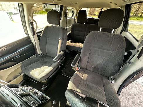 Used 2019 Dodge Grand Caravan SE w/ UConnect Hands-Free Group image 14