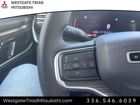 Used 2023 Jeep Wagoneer L Series II AWD/4WD image 16