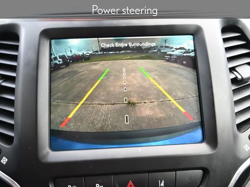 Used 2023 Jeep Cherokee Altitude Lux image 14