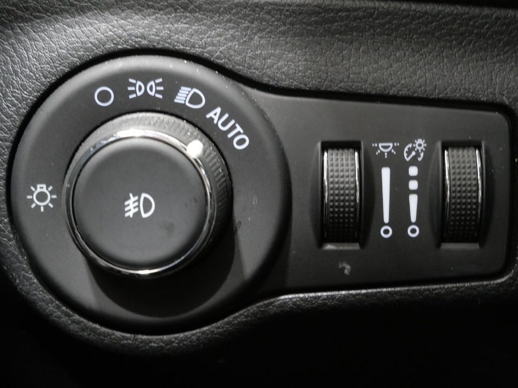 Used 2021 Jeep Compass Latitude w/ Sun and Sound Group AWD/4WD image 14