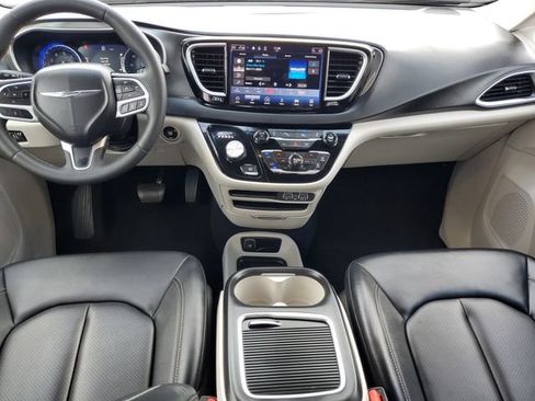 Used 2024 Chrysler Pacifica Touring-L FWD image 28