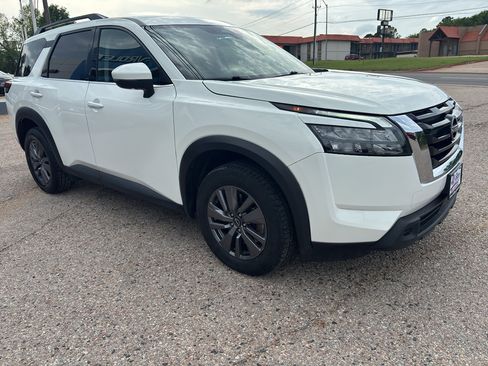 Used 2024 Nissan Pathfinder SV image 16