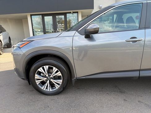Used 2023 Nissan Rogue SV image 9