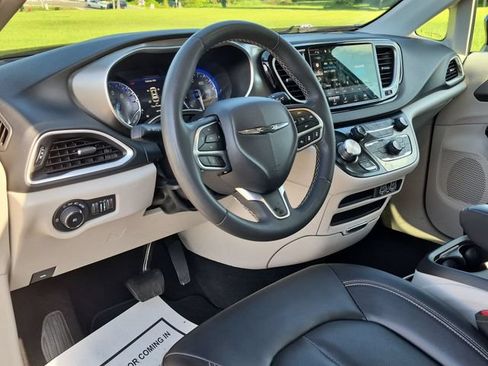 Used 2024 Chrysler Pacifica Touring-L FWD image 20