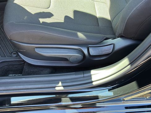 Certified 2025 Hyundai Elantra SE FWD image 13