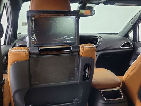 New 2026 Chrysler Pacifica Pinnacle image 32