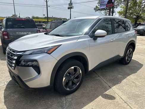 Used 2024 Nissan Rogue SV FWD image 1
