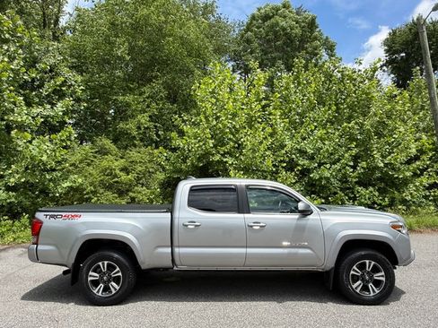 Used 2017 Toyota Tacoma TRD Sport w/ Tow Package AWD/4WD image 5