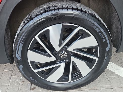 Certified 2024 Volkswagen Atlas SE image 30