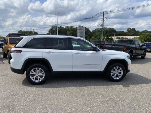 Certified 2022 Jeep Grand Cherokee Limited AWD/4WD image 2