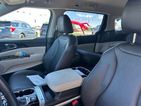 Used 2023 Kia Carnival EX FWD image 10