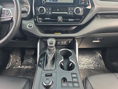 Certified 2024 Toyota Highlander XSE image 11