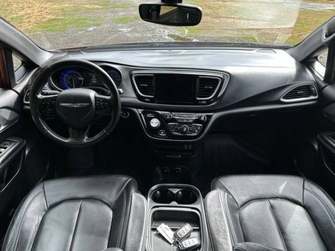 Used 2018 Chrysler Pacifica Touring-L w/ Premium Audio Group FWD image 31