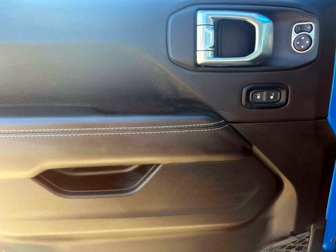 Used 2023 Jeep Wrangler Unlimited Sahara w/ Cold Weather Group image 17