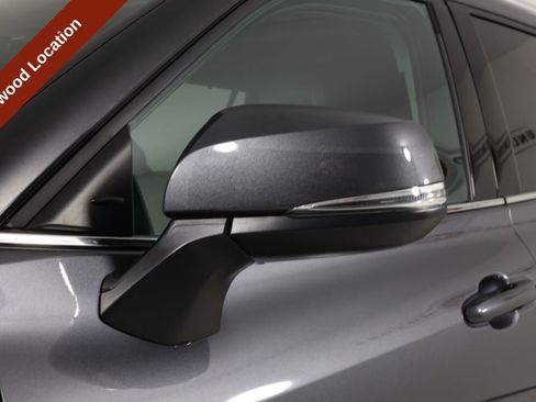 Used 2022 Toyota Highlander XLE AWD/4WD image 52