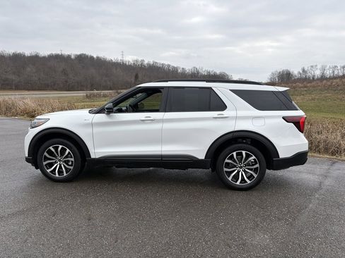 Used 2025 Ford Explorer ST-Line image 2