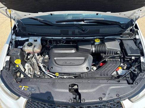 Used 2024 Chrysler Pacifica Touring-L FWD image 9