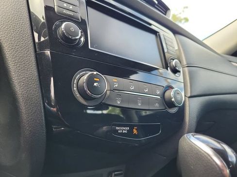 Used 2018 Nissan Rogue S AWD/4WD image 29
