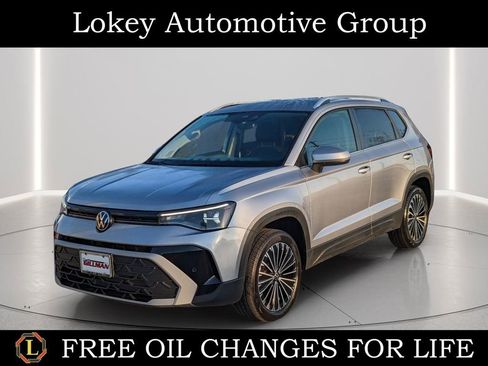 Certified 2025 Volkswagen Taos SE image 1