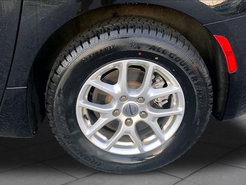 Used 2022 Chrysler Voyager LX FWD image 10