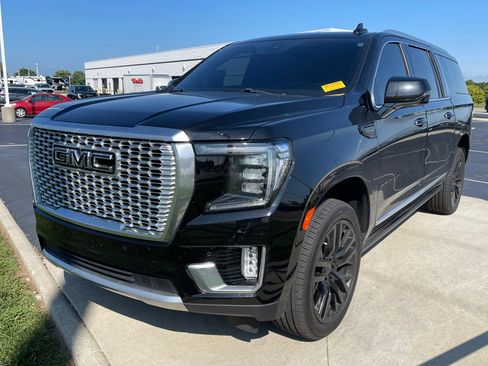 Used 2021 GMC Yukon XL Denali w/ Denali Premium Package AWD/4WD image 3